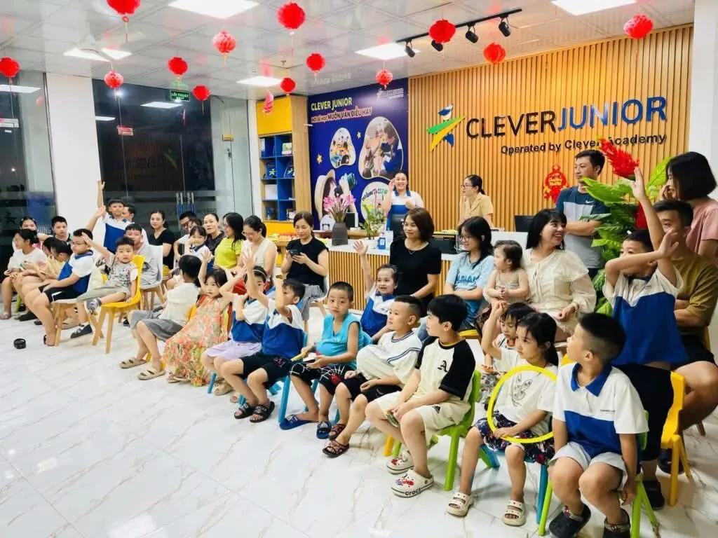 Ba mẹ cùng các con trong buổi sinh hoạt tại Clever Junior Thanh Hoá