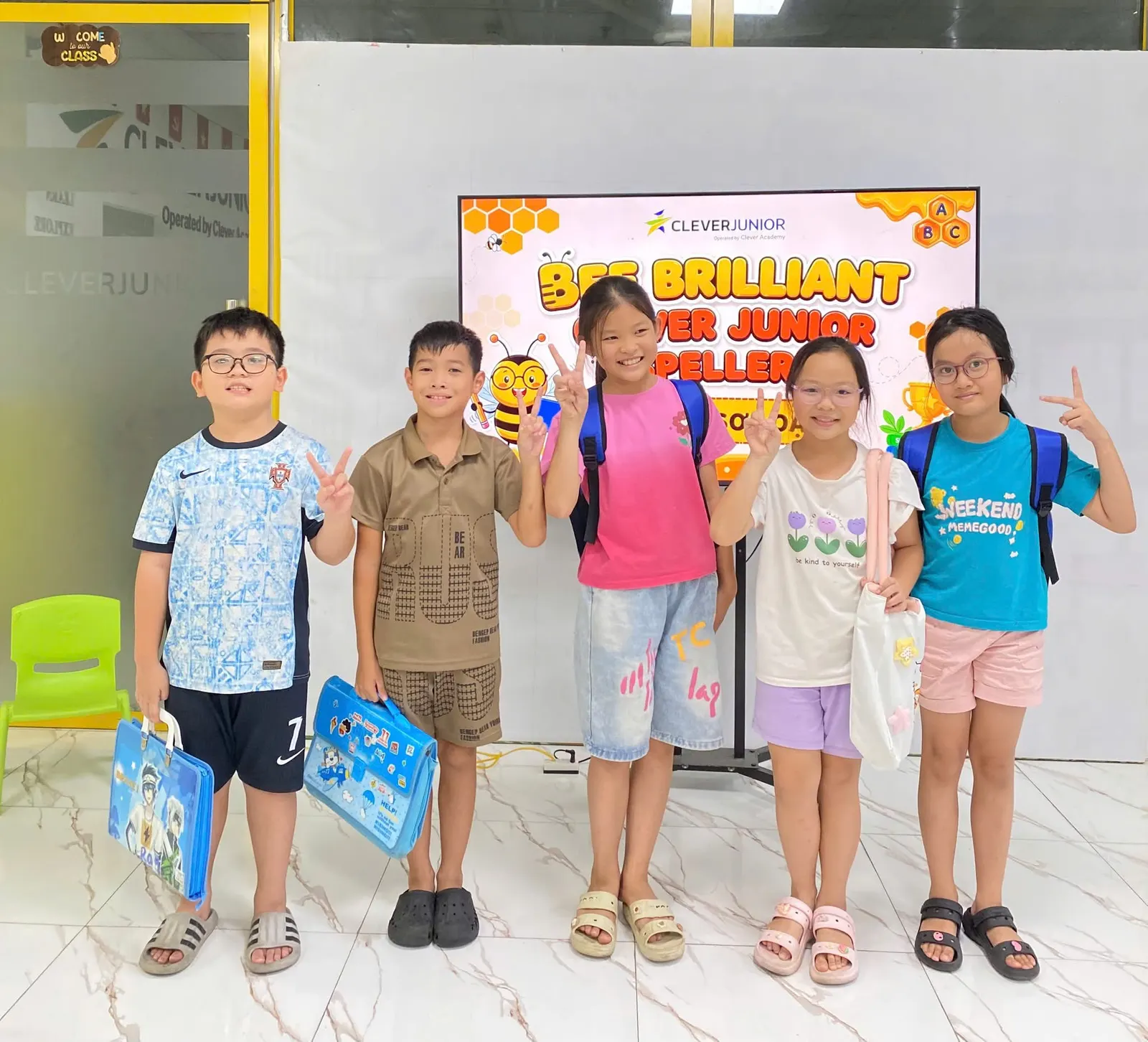 Các bạn vào vòng trong cuộc thi đánh vần Bee Brilliant