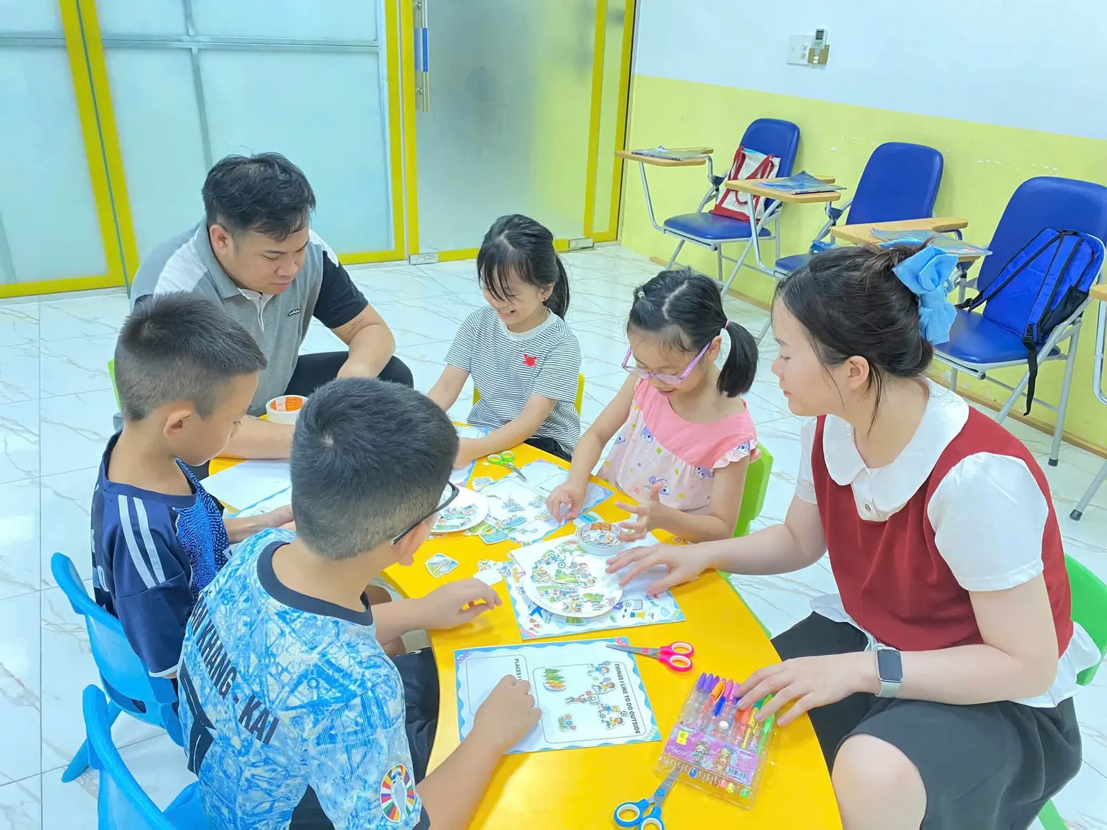 Giáo viên cùng các con làm hoạt động nhóm về chủ đề hoạt động ngoài trời